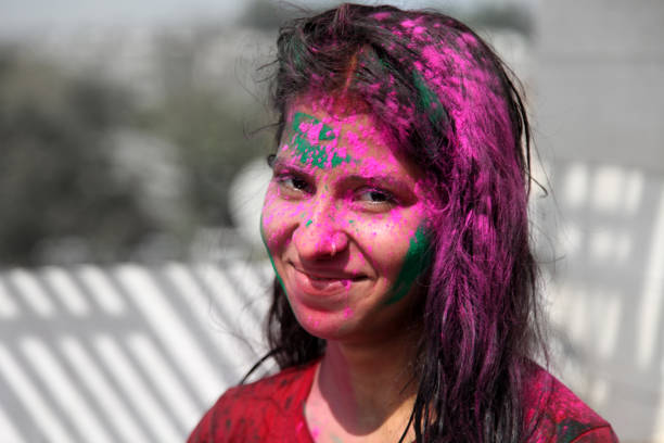 nahaufnahme porträt eines jungen teenager-mädchens, das das holi-festival feiert - human face india new delhi traditional culture stock-fotos und bilder