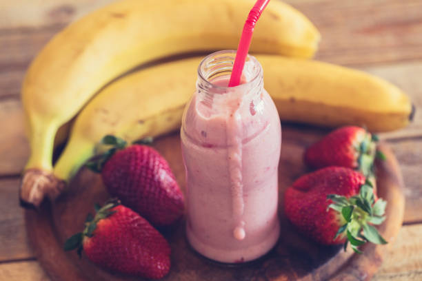 istock Red smoothie in small bottle 1139874187