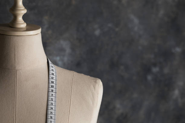 manichino sartoriale - mannequin dressmakers model tape measure female foto e immagini stock