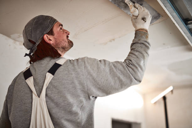istock Worksman plastering gypsum walls inside the house. 1139878348
