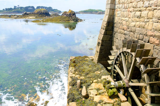 フランス・ブルターニュのコートダルモール県における水車・ド・ bréhat の夏季の潮汐 - ile de france 写真 ストックフォトと画像