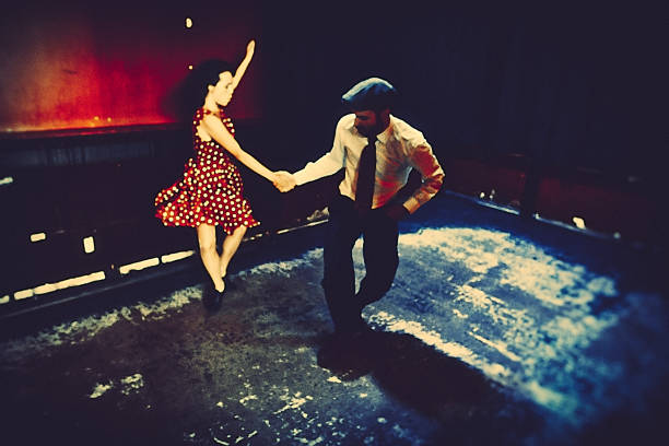 bailando en el club nocturno - lindy hop fotografías e imágenes de stock