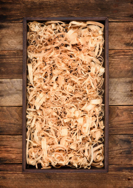 деревянная коробка с начинкой из соломы - sawdust shavings wood chip pine стоковые фото и изображения