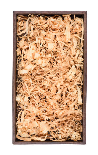 деревянная коробка с деревянной стружкой соломенной стружки начинки изолированы на белом - sawdust shavings wood chip pine стоковые фото и изображения