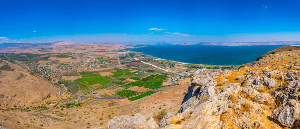 mer de galilée vue du mont arbel en israël - group21 photos et images de collection