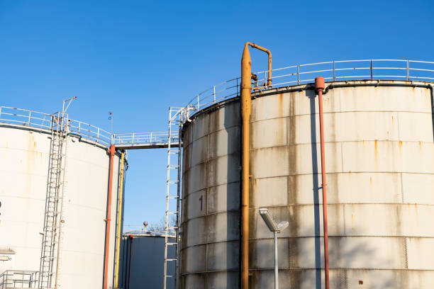 stare zbiorniki przemysłowe - oil refinery refinery fuel storage tank germany zdjęcia i obrazy z banku zdjęć