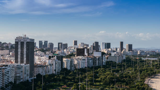 высокая перспектива aterro do flamengo и финансовый центр города в рио-де- - rio de janeiro panoramic skyline scenics сток�овые фото и изображения