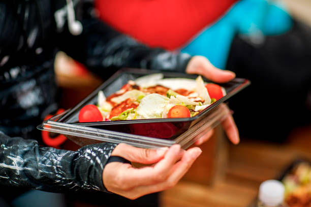 테이크 아웃 플라스틱 상자에 구운 닭고기와 체리 토마토의 조각과 함께 건강 한 화려한 샐러드, 먹을 준비가 - plastic plate 뉴스 사진 이미지