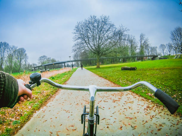 giro in bicicletta nel parco di amsterdam - bikers point of view foto e immagini stock