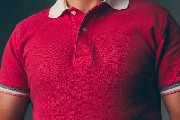 mâle adulte portant une chemise rouge de polo - polo shirt shirt clothing mannequin photos et images de collection