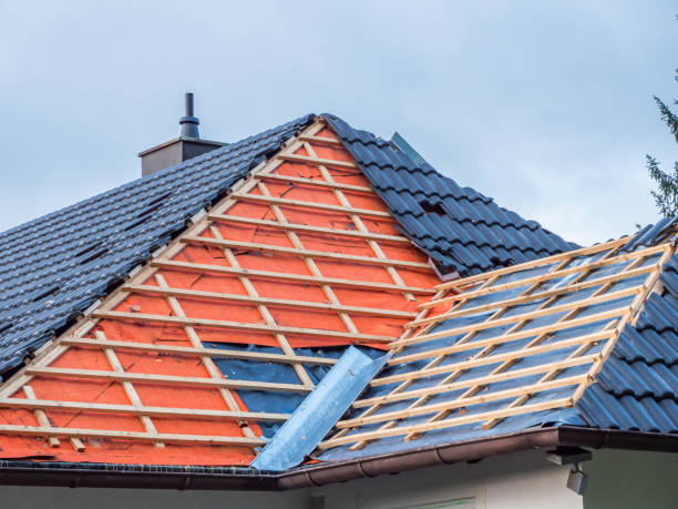 крыша дома строительство кровельщика - roof repairing tile construction стоковые фото и изображения