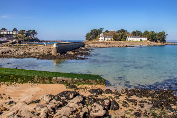 douarnenez. isla tristán en marea baja, finisterre. bretaña - isolde fotografías e imágenes de stock