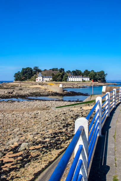 douarnenez. isla tristán en marea baja, finisterre. bretaña - isolde fotografías e imágenes de stock