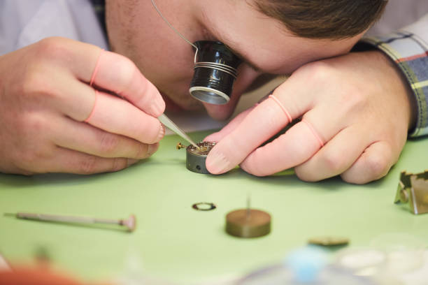 montre de fixation clockmaker - male magnifying glass caucasian technician photos et images de collection