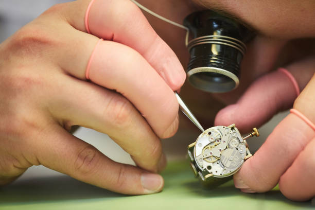 clockmaker gros plan - male magnifying glass caucasian technician photos et images de collection