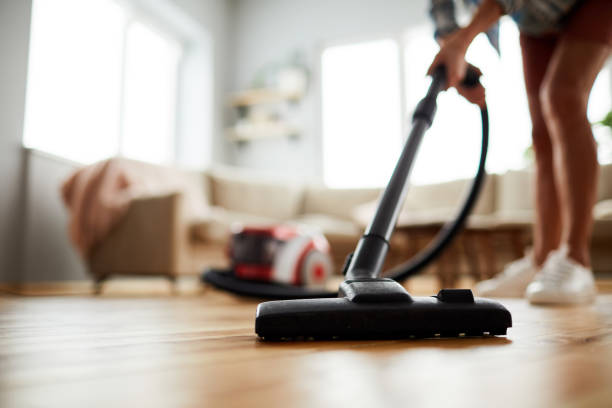 odkurzanie podłogi w domu - vacuum cleaner zdjęcia i obrazy z banku zdjęć