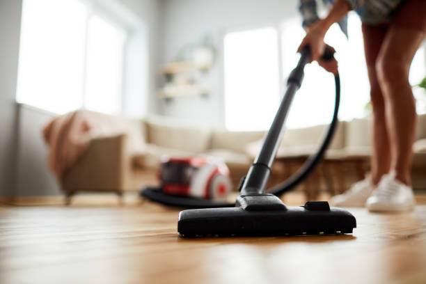 vacuuming floor at home - vacuum cleaner imagens e fotografias de stock