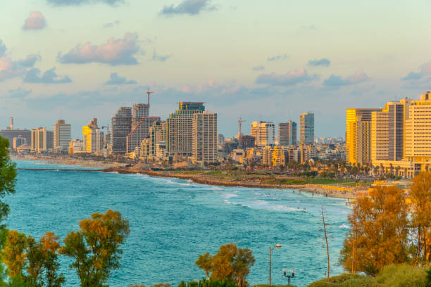 opinião do por do sol da arquitectura da cidade de telavive, israel - israel tel aviv skyscraper seascape - fotografias e filmes do acervo