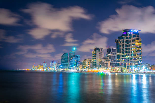 opinião do por do sol da arquitectura da cidade de telavive, israel - israel tel aviv skyscraper seascape - fotografias e filmes do acervo