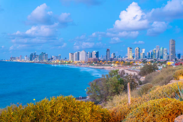 opinião do por do sol da arquitectura da cidade de telavive, israel - israel tel aviv skyscraper seascape - fotografias e filmes do acervo