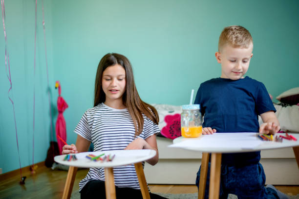 istock Brother and sister drawing together 1139905330