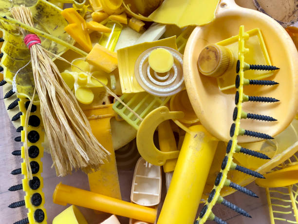 odpady z tworzyw sztucznych segregowane według koloru: żółty - 3503 zdjęcia i obrazy z banku zdjęć