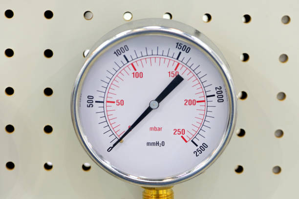 pressure gauge, manometer - instrument for measuring the pressure of fluid - lubrication nipple imagens e fotografias de stock