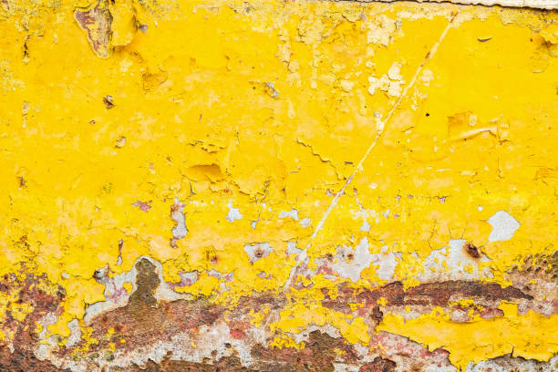 peeling peinture rouille métal texture brute. corrosion et fond oxydé. couleur jaune. - paint rough peeling grunge photos et images de collection