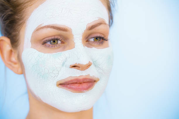 dziewczyna z suchą białą maską błota na twarzy - human skin dry human face peeling zdjęcia i obrazy z banku zdjęć