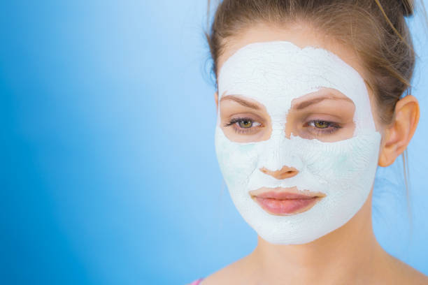 dziewczyna z suchą białą maską błota na twarzy - human skin dry human face peeling zdjęcia i obrazy z banku zdjęć