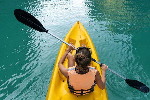 여자는 청록색 물과 호수에서 카약 패 들. - women kayaking life jacket kayak 뉴스 사진 이미지