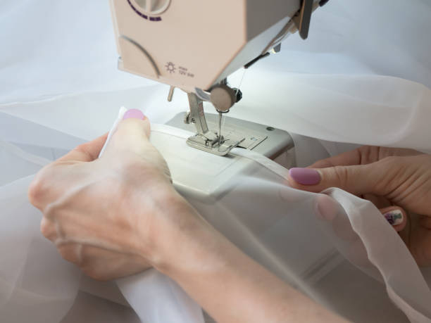 istock Hand sews a tulle on the sewing machine. 1139912648