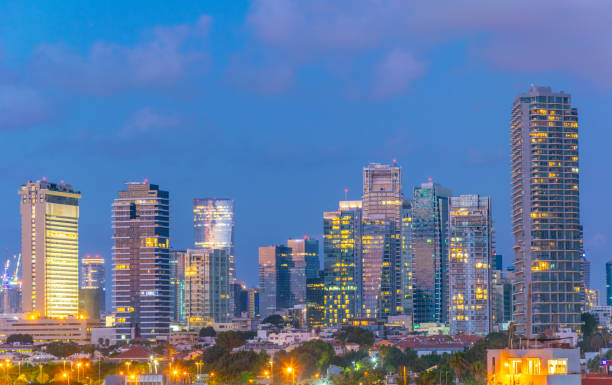 sonnenuntergang blick auf wolkenkratzer in tel aviv, israel - 2650 stock-fotos und bilder