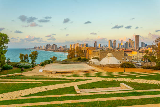 telavive visto dos jardins de hapisgah durante o por do sol, israel - israel tel aviv skyscraper seascape - fotografias e filmes do acervo