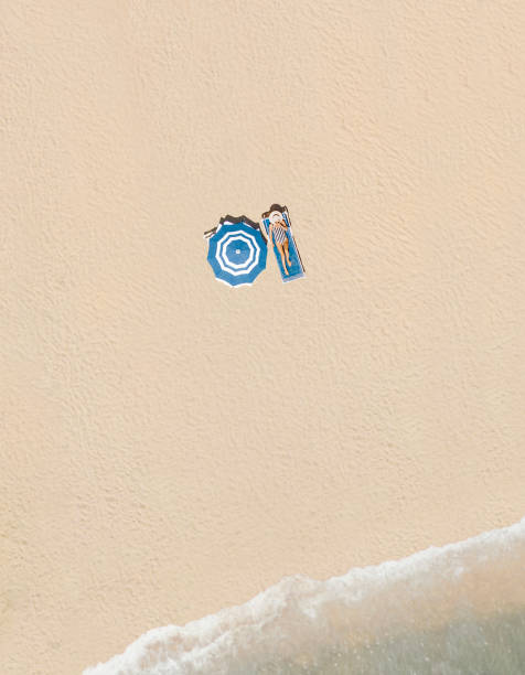 vista aérea da praia - sea summer umbrella beach - fotografias e filmes do acervo