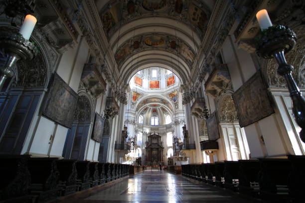 зальцбургский собор - indoors cathedral salzburg cathedral salzburg стоковые фото и изображения