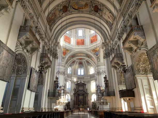 зальцбургский собор - indoors cathedral salzburg cathedral salzburg стоковые фото и изображения