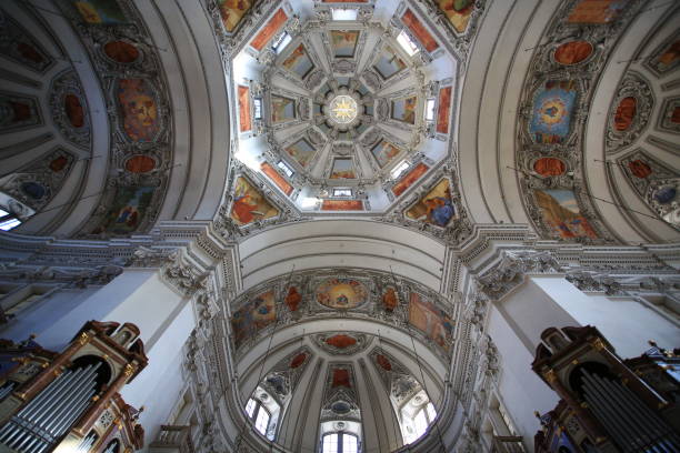 зальцбургский собор - indoors cathedral salzburg cathedral salzburg стоковые фото и изображения