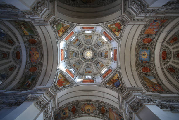 зальцбургский собор - indoors cathedral salzburg cathedral salzburg стоковые фото и изображения