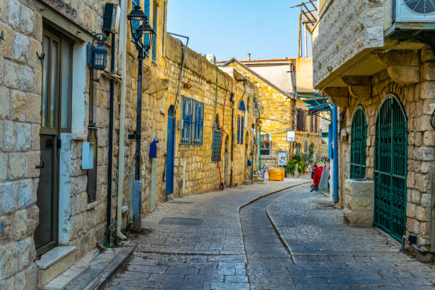 vista de uma rua estreita em tsfat/safed, israel - safed - fotografias e filmes do acervo