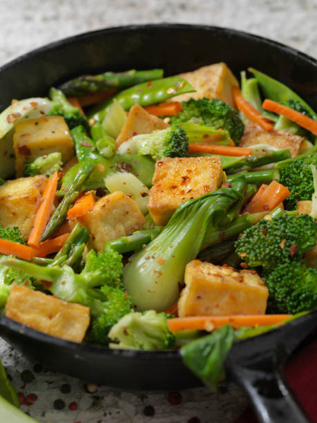 tofu und vegatable stir fry - tofu chinese cuisine vegetarian food broccoli stock-fotos und bilder