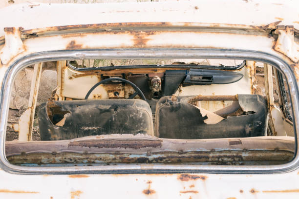 vecchia auto bianca arrugginito distrutta lasciata in un garage vecchio e abbandonato nella campagna rurale di tenerife. - vehicle door rusty old fashioned old foto e immagini stock