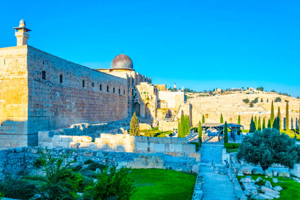 fouilles murales occidentales dans la vieille ville de jérusalem, israël - middle the western wall jerusalem israel photos et images de collection