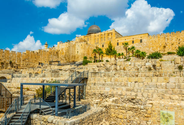 excavaciones de muros occidentales en el casco antiguo de jerusalén, israel - the western wall wall east city fotografías e imágenes de stock