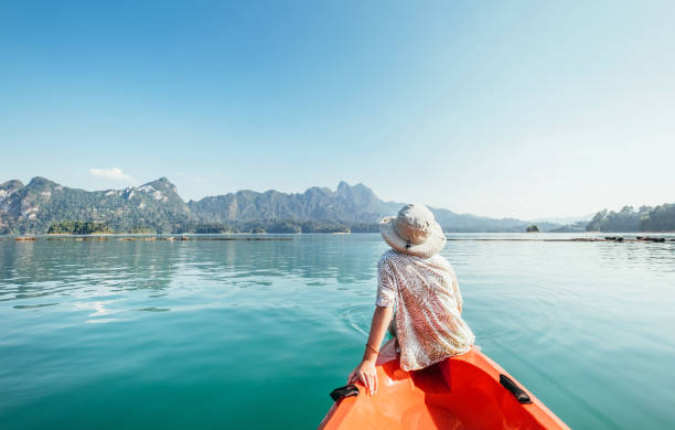 チャオラン湖、カオソック国立公園、タイでカヤックに浮かぶ小さな男の子 - カオソック国立公園 ストックフォトと画像
