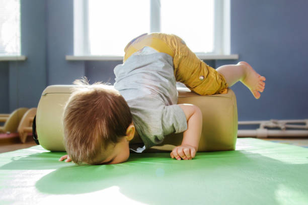 el niño cayó boca abajo en la alfombra durante una sesión con un rodillo - sports danger fotografías e imágenes de stock
