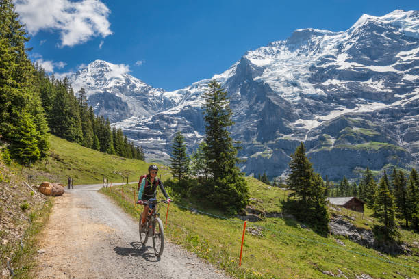 el ciclismo de montaña en suiza - eiger switzerland mountain sport fotografías e imágenes de stock