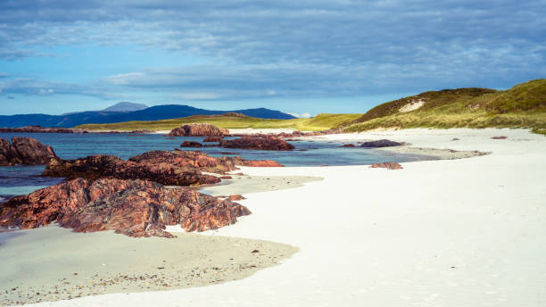 белый песчаный пляж и бирюзовая вода на острове иона во внутренних гебридах в шотландии - iona стоковые фото и изображения