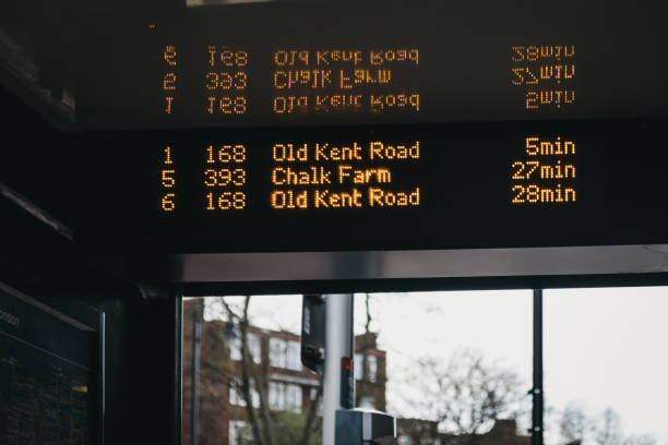 英国ロンドンのバス停でデジタルスクリーンのバスが運行している