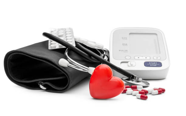 白の聴診器、赤い中心および丸薬が付いている電子眼圧計。医学の概念。 - healthcare and medicine digital tablet medical exam doctor ストックフォトと画像